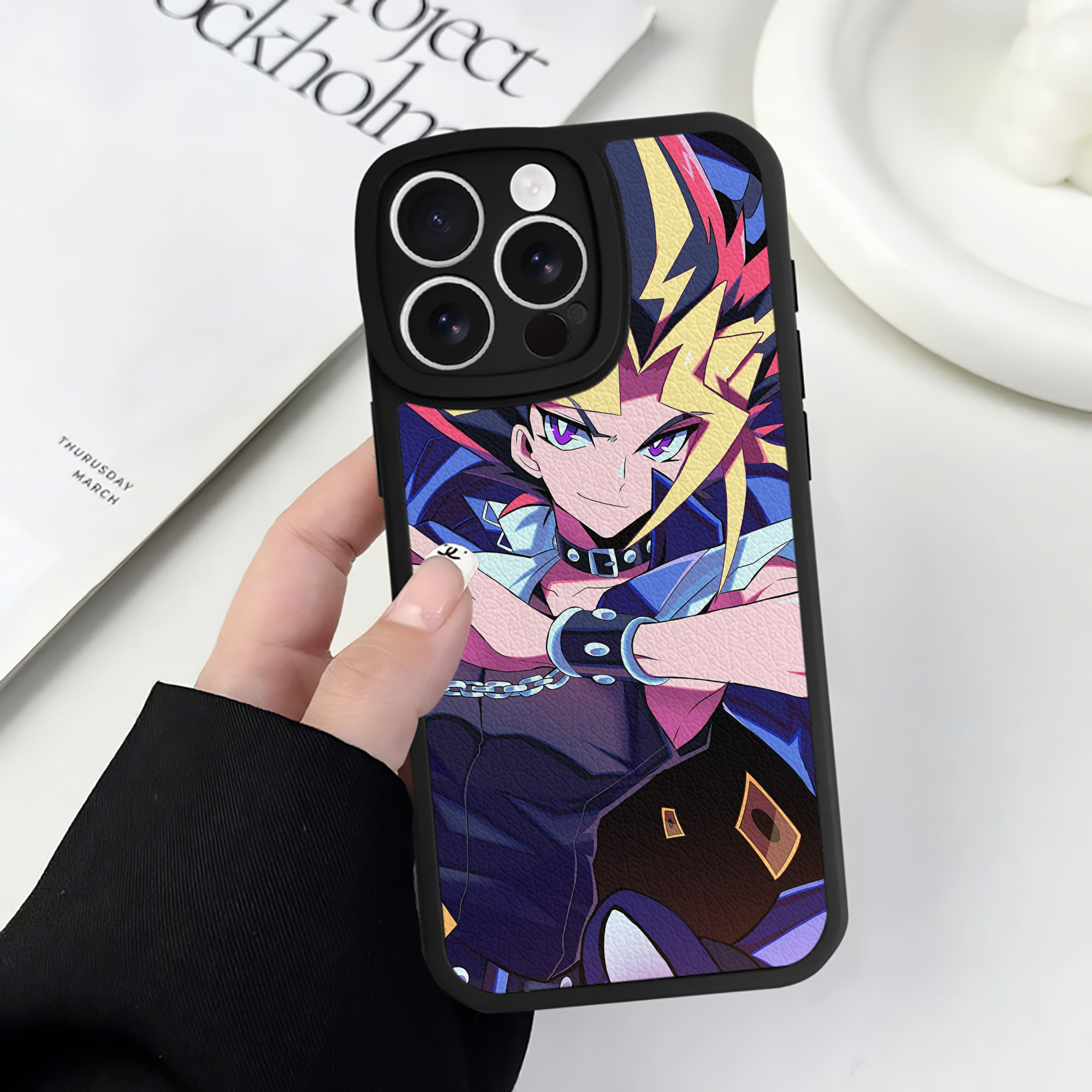 （画像用） 遊☆戯☆王 Yu-Gi-Oh! 【iPhone 16シリーズ対応】シリコンスマホケース（レザー調） 材質：シリコン